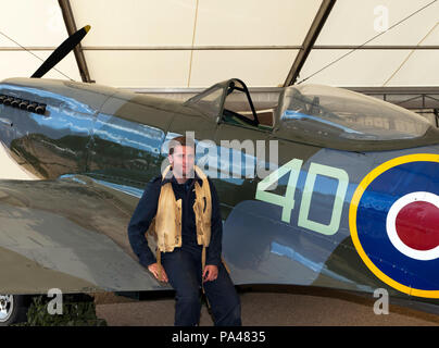 Mann im Zeitraum Piloten einheitliche, stellt bei einer Supermarine Spitfire Mk XVI, Teil der RAF Centennial Feiern im Horse Guards Parade, London. Stockfoto