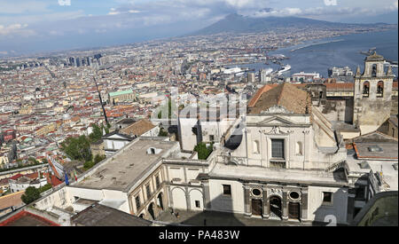 Neapel, Italien - 12 April 2014: Panorama von Neapel. Neapel ist die Hauptstadt der italienischen Region Kampanien und die drittgrößte Gemeinde in Italien. Stockfoto