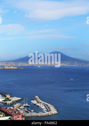 Neapel, Italien - Oktober 16, 2015: Panorama von Neapel. Neapel ist die Hauptstadt der italienischen Region Kampanien und die drittgrößte Gemeinde in Italien Stockfoto