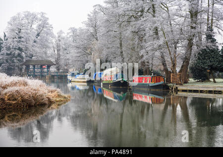 Ländliche Landschaft von Surrey im Südosten Englands, Fluss Wey mit angelegten narrowboats in der Nähe von Pyrford nach sehr niedrigen Temperaturen und eisnebel Winter Wetter Stockfoto