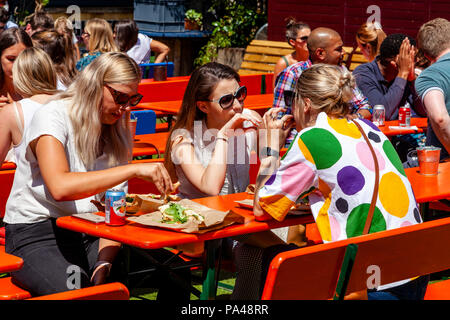 Eine Gruppe von jungen Frauen in einer Mittagspause in Flat Iron Square, Southwark Street, London, England Stockfoto