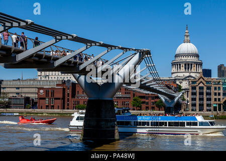 Eine Bootsfahrt "London Eye River Cruise Schiff geht unter die Millennium Bridge an der Themse, London, England Stockfoto