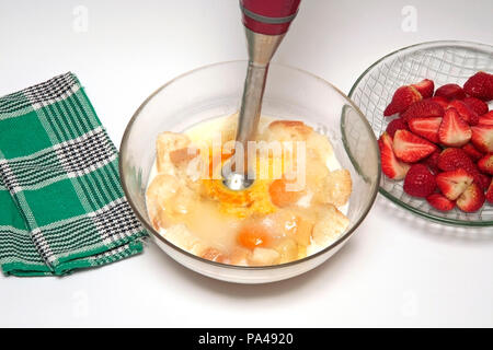 Erdbeeren Pudding. Schritt für Schritt. Zubereitetes Gericht: BK6J6C-BK 6 J56 Stockfoto