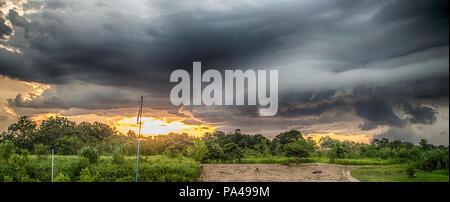 Sonnenuntergang und dramatische Wolken vor dem Sturm auf dem Himmel über dem Fluss Amazonas, Amazonien, Santa Rosa, Peru. Stockfoto