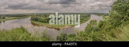 Ein Blick auf die Wanze Fluss aus der Beobachtung auf Góra Zamakowa in Drohiczyn. Podlachien. Podlachia. Polen, Europa. Die Region wird als Podlasko Stockfoto