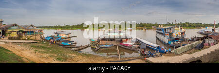 Caballococha, Peru - Dec 11, 2017: Cargo Boot im Hafen auf dem Amazonas. Stockfoto