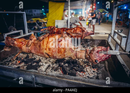 Lamm und Schwein am Spieß gebraten während des berühmten jährlichen Guca Trompeten Festival im Dorf, Serbien, auch als Dragacevski Sabor, 2017 bekannt Stockfoto