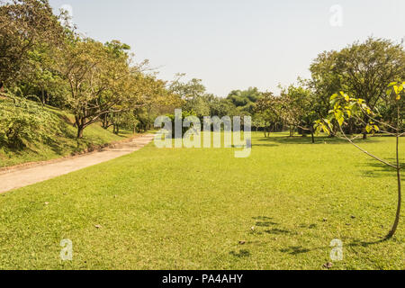 Eine wunderschöne Stadt Grün frisch gemähten Park mit Blumen und Bäumen für Familienfeiern, Sport, Picknicks geeignet. Stockfoto