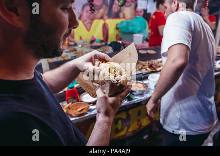 Lebensmittel Zelt während der berühmten jährlichen Guca Trompeten Festival im Dorf, Serbien, auch als Dragacevski Sabor, 2017 bekannt Stockfoto