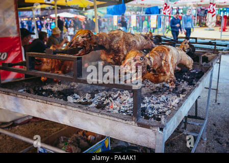 Lämmer am Spieß gebraten während des berühmten jährlichen Guca Trompeten Festival im Dorf, Serbien, auch als Dragacevski Sabor, 2017 bekannt Stockfoto