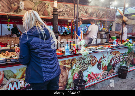 Lebensmittel Zelt während der berühmten jährlichen Guca Trompeten Festival im Dorf, Serbien, auch als Dragacevski Sabor, 2017 bekannt Stockfoto