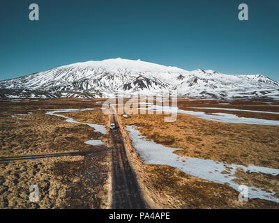 Antenne drone Foto von einem leeren beenden Straße Straße in Richtung auf eine riesige vulkanische Berg Snæfellsjökull in der Entfernung, in der Nähe von snæfellsjökull National Park, Island. Stockfoto