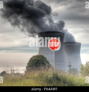 Eine Fotografie eines Kernkraftwerks mit einem STOP-Schild Stockfoto