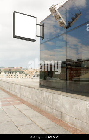 Leeres Ladenschild. Quadratische Beschilderung. Stockfoto