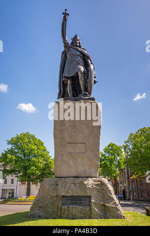 Die Statue von König Alfred der Große ein Wahrzeichen in Winchester, Hampshire, England. Im Jahr 1899 errichtet, um tausend Jahre seit Alfred's Tod markieren. Stockfoto