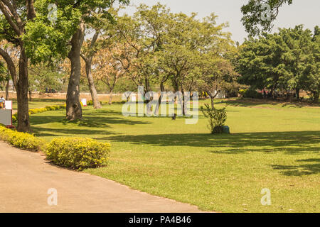 Eine wunderschöne Stadt Grün frisch gemähten Park mit bunten Blumen und Bäume für Familienfeiern, Sport, Picknicks geeignet. Stockfoto