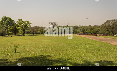 Eine wunderschöne Stadt Grün frisch gemähten Park mit bunten Blumen und Bäume für Familienfeiern, Sport, Picknicks geeignet. Stockfoto