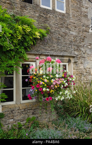 Hängende Körbe im Dorf Lacock in Wiltshire, England. Stockfoto