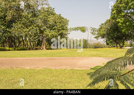 Eine wunderschöne Stadt Grün frisch gemähten Park mit Bäumen für Familienfeiern, Sport, Picknicks geeignet. Stockfoto