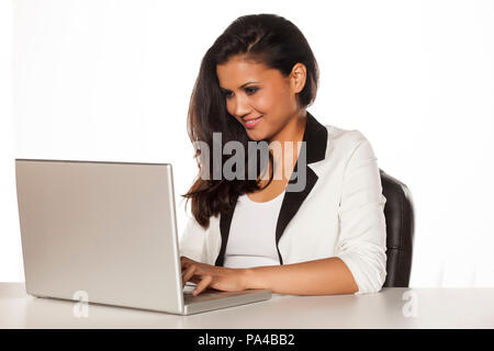 Schöne Geschäftsfrau Arbeiten auf Ihrem Laptop Stockfoto