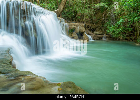 Tief im Wald Wasserfall in Kanchanaburi, Thailand Stockfoto