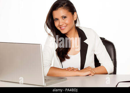 Schöne business Frau mit ihrem Laptop posing Stockfoto