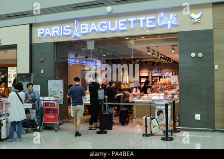 Ein Paris Baguette Cafe am internationalen Flughafen Incheon in Seoul, Südkorea. Stockfoto