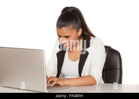 Junge Serious Business Frau konzentrierte Arbeit auf Ihrem Laptop Stockfoto