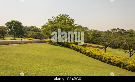 Eine wunderschöne Stadt Grün frisch gemähten Park mit bunten Blumen und Bäume für Familienfeiern, Sport, Picknicks geeignet. Stockfoto