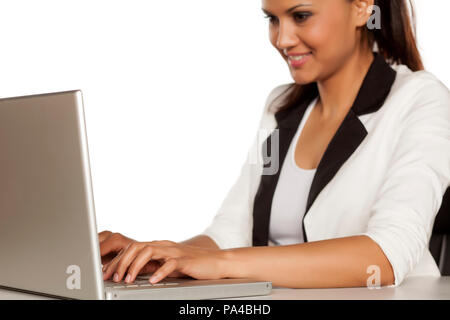 Schöne Geschäftsfrau Arbeiten auf Ihrem Laptop Stockfoto