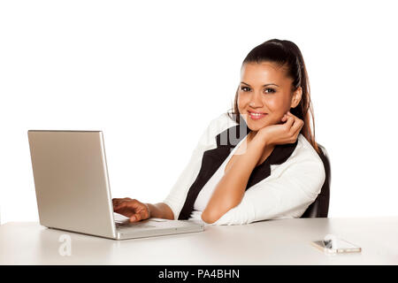 Schöne business Frau mit ihrem Laptop posing Stockfoto