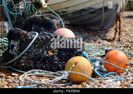 Alte Hummer Töpfe und Fischernetze am Strand Stockfoto