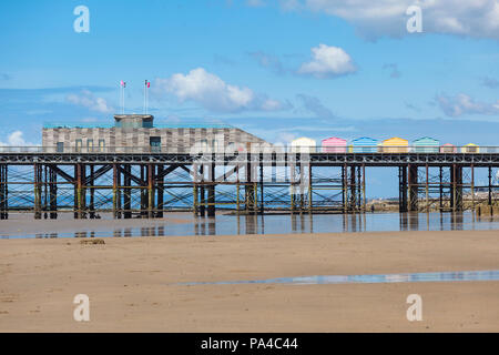 Hastings Pier, Sommertag 2018, East Sussex, Großbritannien Stockfoto