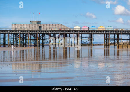 Hastings Pier, Sommertag 2018, East Sussex, Großbritannien Stockfoto