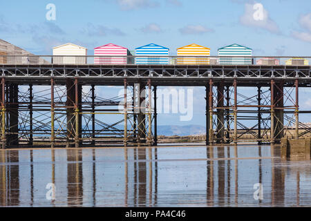 Hastings Pier, Sommertag 2018, East Sussex, Großbritannien Stockfoto