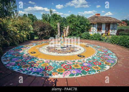 Sonnenuhr vor dem Haus der Maler Community Center in Zalipie Dorf in Polen, das für seine lokale Tradition von floralen Malereien bekannt Stockfoto