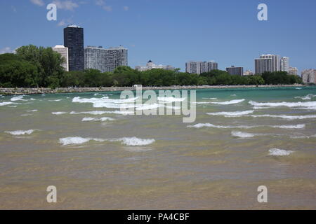 Chicagos Montrose Avenue Dog Beach zu einer lustigen Sommertag. Stockfoto