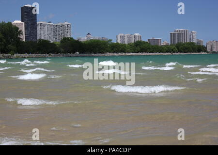 Chicagos Montrose Avenue Dog Beach zu einer lustigen Sommertag. Stockfoto