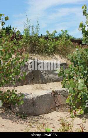 Beton Felsen an Chicagos Montrose Avenue Dog Beach zu einer lustigen Sommertag. Stockfoto