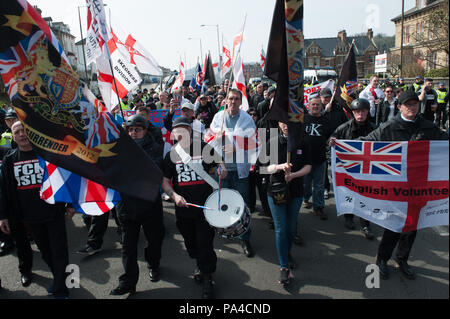 Dover, Kent, Großbritannien. 2. April 2016. Raufereien Break out zwischen Antifaschisten und der Polizei als Mitglieder der rechtsextremen Warten auf ihrem Marsch zu übergeben. Stockfoto