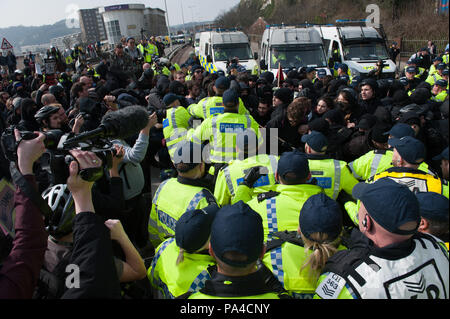 Dover, Kent, Großbritannien. 2. April 2016. Raufereien Break out zwischen Antifaschisten und der Polizei als Mitglieder der rechtsextremen Warten auf ihrem Marsch zu übergeben. Stockfoto