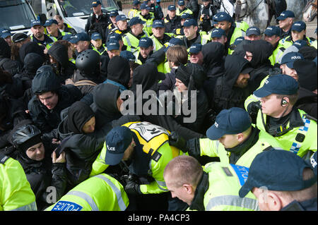 Dover, Kent, Großbritannien. 2. April 2016. Raufereien Break out zwischen Antifaschisten und der Polizei als Mitglieder der rechtsextremen Warten auf ihrem Marsch zu übergeben. Stockfoto