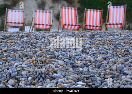 Liegestühle auf einem Kieselstrand im Dorf, die in der East Devon Stockfoto