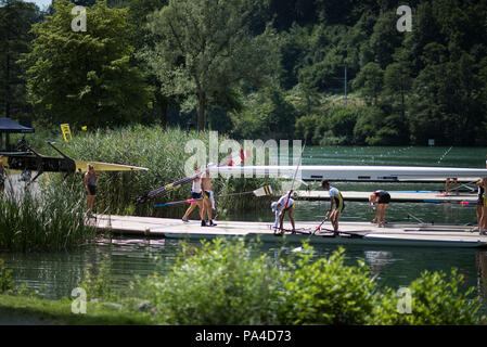 Luzern, Schweiz, 12. Juli 2018, Donnerstag Crew, Aktivität, auf das Bootfahren Docks, die FISA World Cup III, See Rotsee, © Peter SPURRIER, Stockfoto