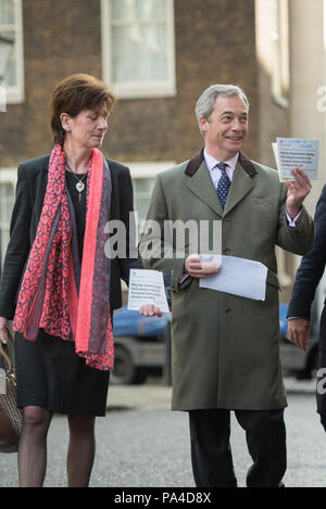 London, Großbritannien. 15. April 2016. UKIP Leader Nigel Farage zusammen mit ukip Stellvertretender Vorsitzender und Inneres Sprecher Diane James MDEP und Peter Whittle Stockfoto