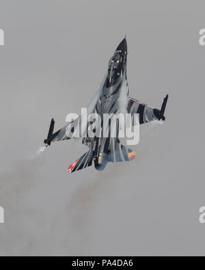 Belgische Luftwaffe F-16 Fighting Falcon 'Dark Falcon' wird bei der jährlichen Royal International Air Tattoo Stockfoto