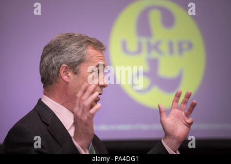 Emmanuel Center, Westminster, London, Großbritannien. 19. April 2016. UKIP Leader Nigel Farage verbindet Peter Whittle, London Bürgermeisterkandidat und die UKIP Londo Stockfoto