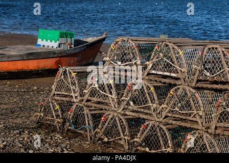 Traditionelle hölzerne Hummerfallen am Strand gestapelt, Nauset Hafen, Orleans, Cape Cod, Massachusetts, USA. Stockfoto