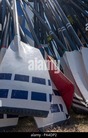 Henley on Thames, Großbritannien, 2. Juli 2018, Montag, 'Henley Royal Regatta", Aussicht, Blades, Ruder, gestapelt, gegen die "Boot Zelt unterstützt', Henley, Themse, Thames Valley, England, © Peter SPURRIER/Alamy Live News,/ Stockfoto