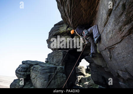 Gritstone Klettern auf Pule Hügel im Peak District Stockfoto